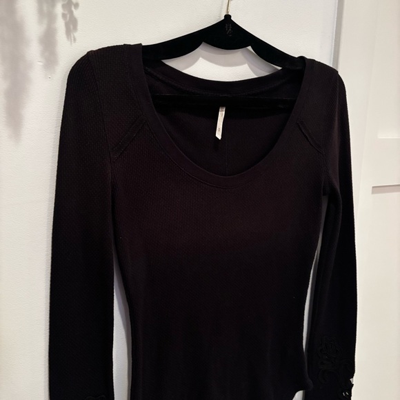 Free People Thermal Waffle Knit Lace Cuff Curved Hem Faded Black Women's Size M - Picture 4 of 12